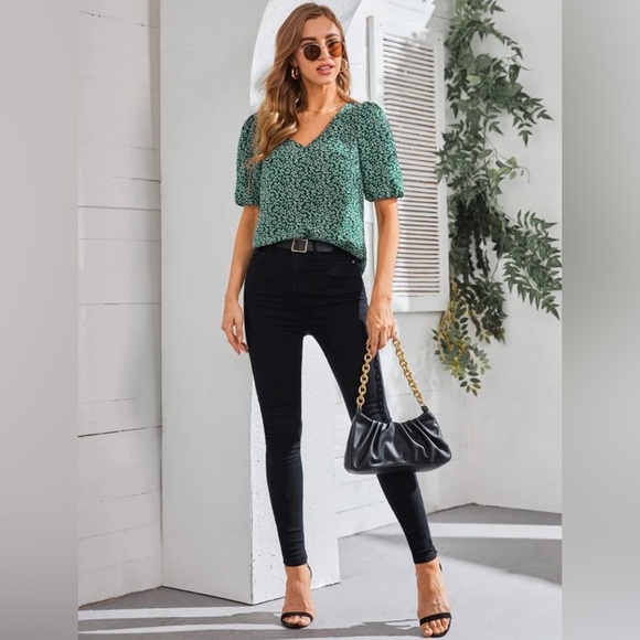 Green top large puff sleeve all over print - Picture 2 of 6